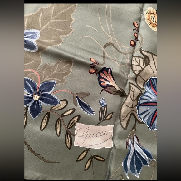 Authentic Gucci Flora Print Silk Scarf - Picture 1 of 5